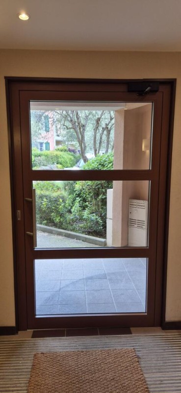 Changement d'un porte d'entrée d'immeuble par une porte en Aluminium sur Mesure avec bandeau ventouse à Saint Laurent du Var